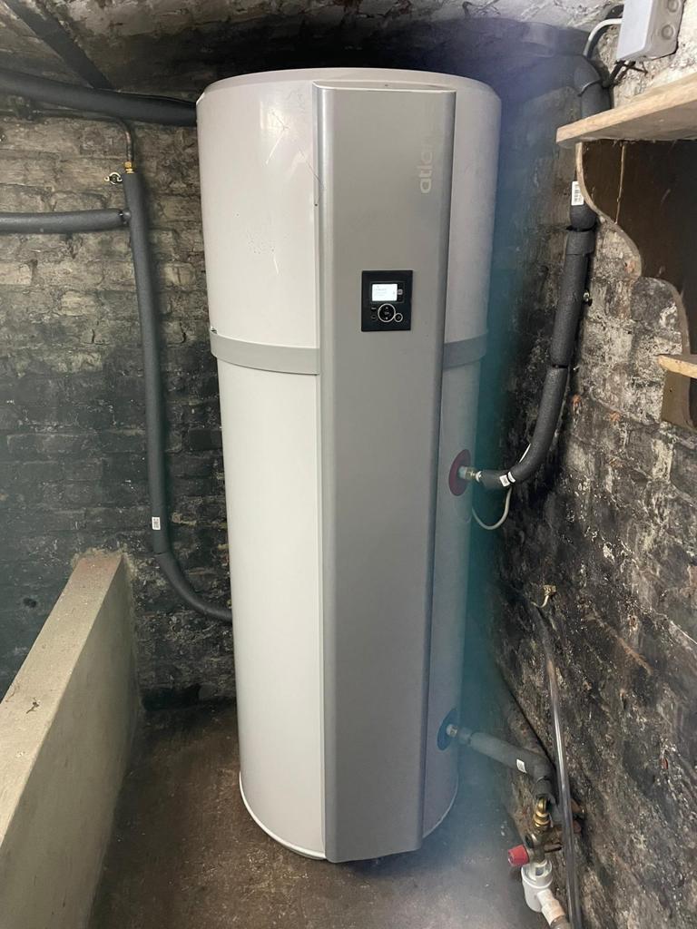 Chauffe-eau thermodynamique installé dans le garage d'une villa à Saint-Raphaël