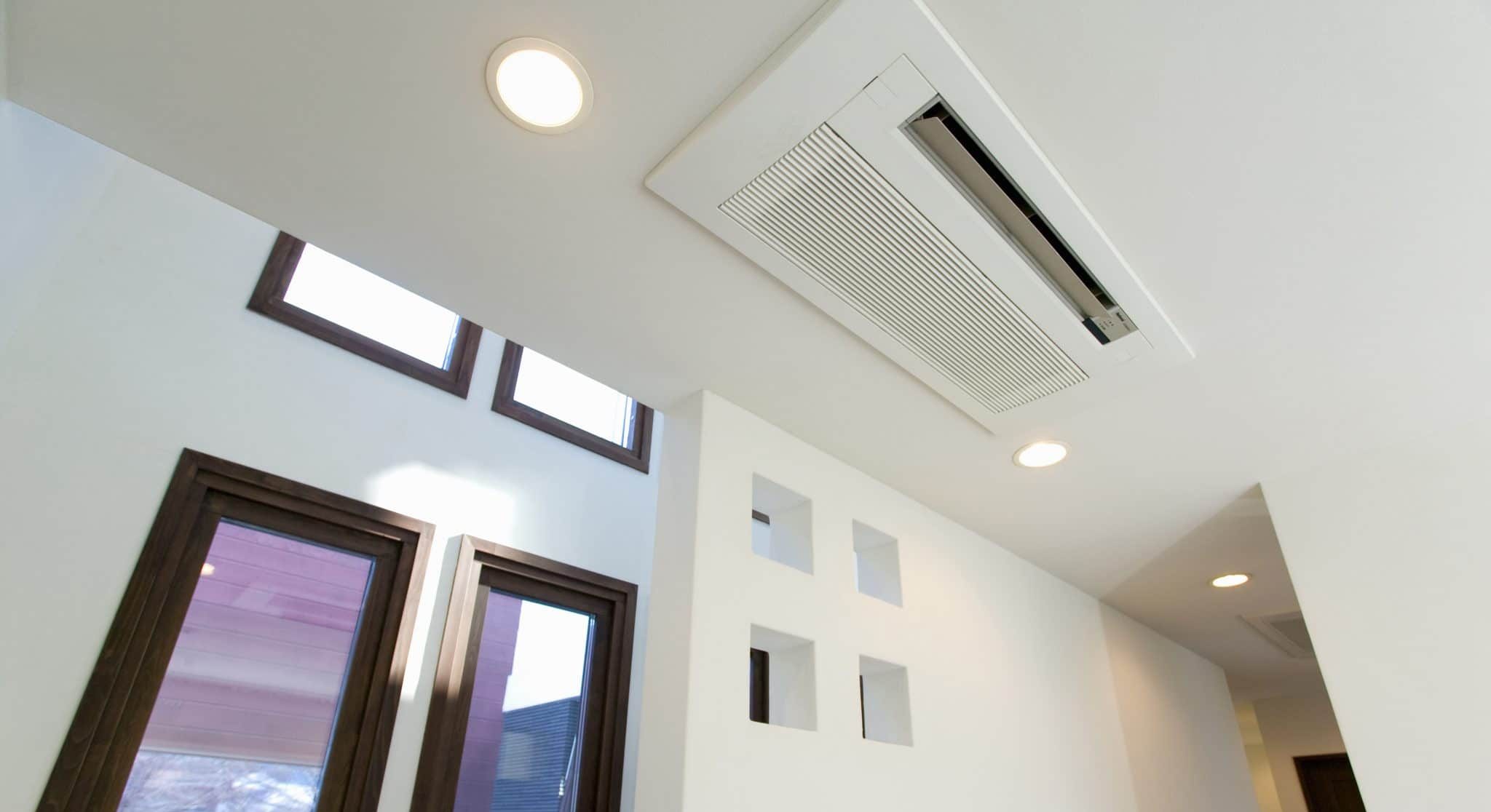 Grille de soufflage d'une climatisation gainable encastrée au plafond d'une villa à Saint-Raphaël