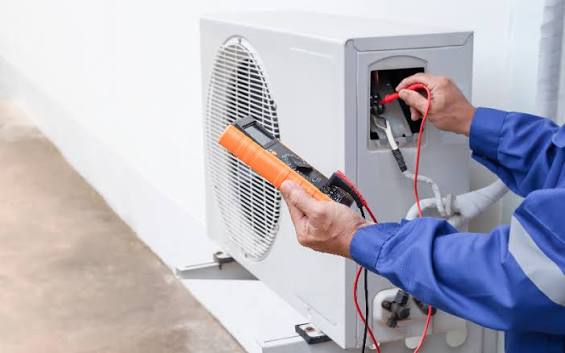 Technicien contrôlant l'unité extérieure d'une pompe à chaleur lors d'un entretien à Saint-Raphaël
