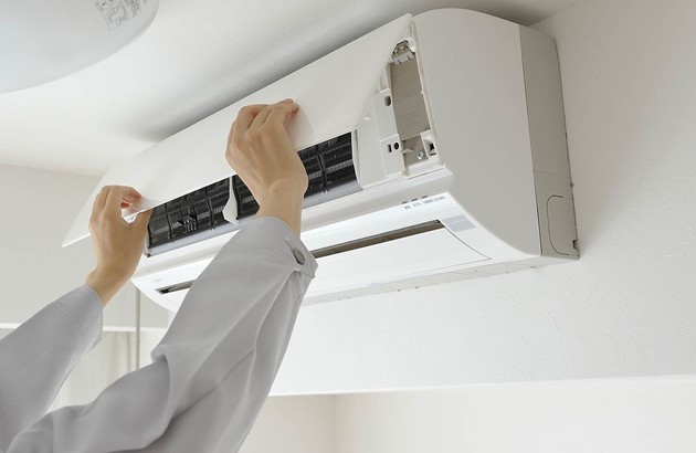 Pose d'une unité intérieure de climatisation multi-split dans une maison à Saint-Raphaël