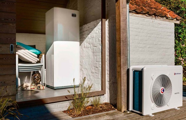Pompe à chaleur air/eau installée à Saint-Raphaël : unité extérieure et module intérieur dans une villa